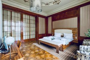 Llit o llits en una habitació de Hotel Okresní Dům