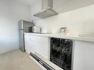 Кухня или мини-кухня в Apartaments Voramar Roses
