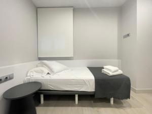 Кровать или кровати в номере Apartaments Voramar Roses