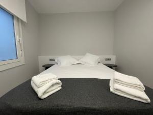 Кровать или кровати в номере Apartaments Voramar Roses