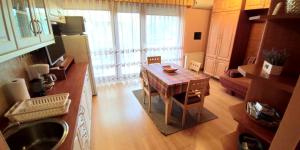 Kuchyň nebo kuchyňský kout v ubytování Anne apartman Siófok
