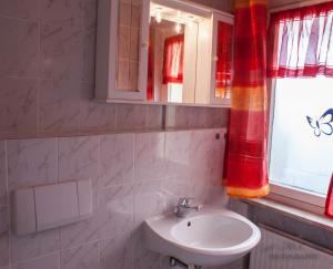 バート・ザクサにあるGruppenhaus bis 14 Personen im Südharzの洗面台と窓のあるバスルーム +35枚の写真