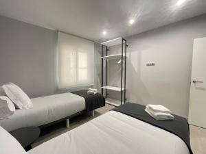 Кровать или кровати в номере Apartaments Voramar Roses