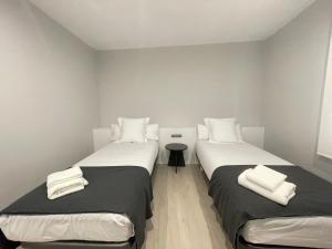 Кровать или кровати в номере Apartaments Voramar Roses