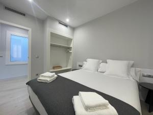 Кровать или кровати в номере Apartaments Voramar Roses