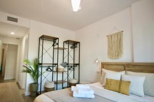 A bed or beds in a room at Aguacate Beach Apartamentos Playa Granada