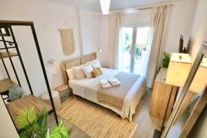 A bed or beds in a room at Aguacate Beach Apartamentos Playa Granada