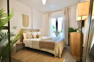 A bed or beds in a room at Aguacate Beach Apartamentos Playa Granada
