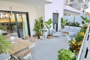 A balcony or terrace at Aguacate Beach Apartamentos Playa Granada