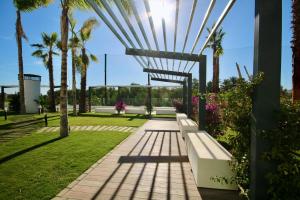 A garden outside Aguacate Beach Apartamentos Playa Granada