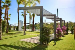A garden outside Aguacate Beach Apartamentos Playa Granada