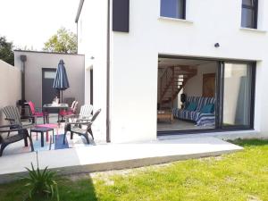 taras z kanapą, stołem i krzesłami w obiekcie Maison au Moustoir-Arradon à 200 m du Golfe w mieście Arradon