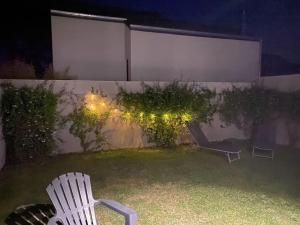 Ogród w obiekcie Maison au Moustoir-Arradon à 200 m du Golfe