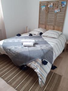 Łóżko lub łóżka w pokoju w obiekcie Maison au Moustoir-Arradon à 200 m du Golfe