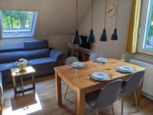 ein Wohnzimmer mit einem Tisch mit Stühlen und einem Sofa in der Unterkunft Schmugglernest in Monschau