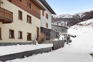 un edificio con nieve en el costado en Appartamento Vacanze Matteo, en Livigno