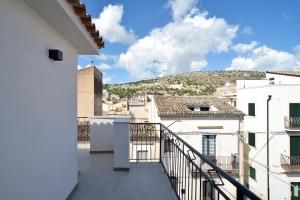 Aussicht vom Balkon eines Hauses in der Unterkunft Dammuso Romantico in Scicli