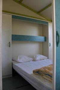 Divstāvu gulta vai divstāvu gultas numurā naktsmītnē Camping Les Charmilles