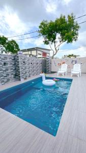 uma piscina com um brinquedo de piscina na água em Bonjour Homestay em Sungai Pelik