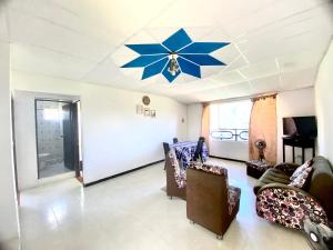 una sala de estar con una estrella en el techo en La Morena Hospedaje, en Acacías