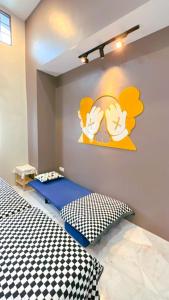 una camera da letto con un letto e uno specchio a parete di Bonjour Homestay a Sungai Pelik