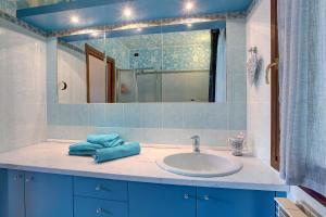 a bathroom with a sink and a mirror at Ampia vista sul lago di Como in Bellano +24 photos