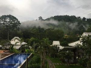 um resort com vista para uma montanha com árvores em The Chater@kangkud em Ban Muang Kut