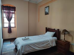 a bedroom with a bed and a window at Vibes Aurik in Quito