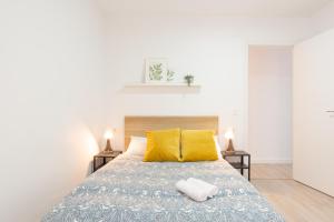 Łóżko lub łóżka w pokoju w obiekcie Malaga Centro