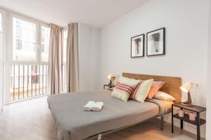 Łóżko lub łóżka w pokoju w obiekcie Malaga Centro