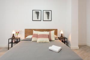 Łóżko lub łóżka w pokoju w obiekcie Malaga Centro