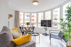 salon z kanapą i stołem w obiekcie Malaga Centro w Maladze