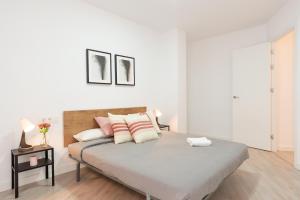 Łóżko lub łóżka w pokoju w obiekcie Malaga Centro
