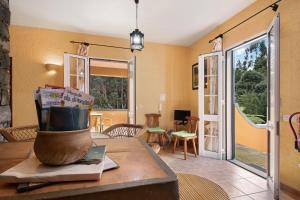 ein Wohnzimmer mit einem Tisch mit einer Vase darauf in der Unterkunft Casa Catarina in Junqueira + 17 Fotos