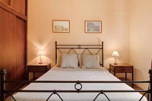 a bedroom with a bed with two night stands and two lamps at Casa Catarina in Junqueira
