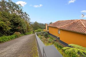 una carretera junto a un edificio amarillo y una calle en Casa Catarina, en Junqueira