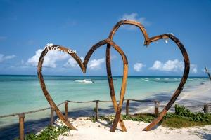 un par de esculturas de corazón en la playa en Aya Beach Resort, en Kizimkazi