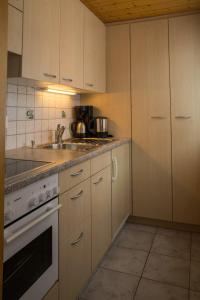 Kuchyň nebo kuchyňský kout v ubytování Chalet Weisshorn 3