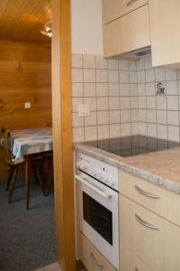 Kuchyň nebo kuchyňský kout v ubytování Chalet Weisshorn 3