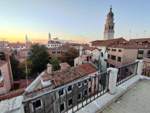 Blick auf eine Stadt vom Dach eines Gebäudes in der Unterkunft VENICE HOLIDAY TERRACE in Venedig