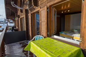 Postel nebo postele na pokoji v ubytování Chalet Weisshorn 5 + 8 fotografií