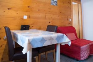 TV a/nebo společenská místnost v ubytování Chalet Weisshorn 5
