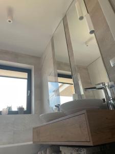 un baño con lavabo y espejo en Luxury penthouse with Kosice view, en Košice