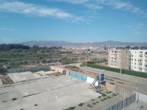 Luftaufnahme eines Parkplatzes in einer Stadt in der Unterkunft Departamento amoblado, 2 piezas 1 baño, 6º piso con ascensor, vista norte, control 24 hr in La Serena