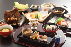 una mesa cubierta con diferentes tipos de alimentos en Ichinoyu Katei, en Yamanouchi
