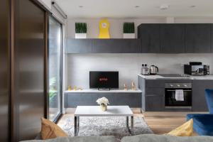 Dapur atau dapur kecil di homely - Central London Camden Penthouse Apartment