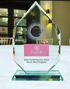 um troféu de prémio de vidro em cima de uma mesa em The Orchid Hotel em Bournemouth