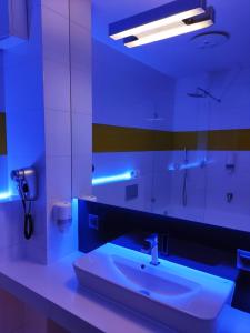 グダニスクにあるLa Petite APARTMENTSのバスルーム(洗面台、鏡付)