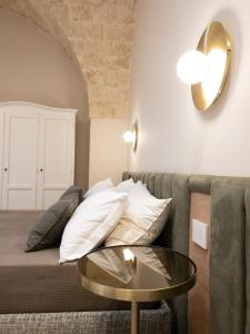 Dimore Garibaldi - Puglia Mia Apartments في مونوبولي: غرفة معيشة مع أريكة وطاولة