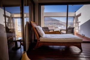 a room with a bed and a balcony with a view at Hotel Almería in Salta